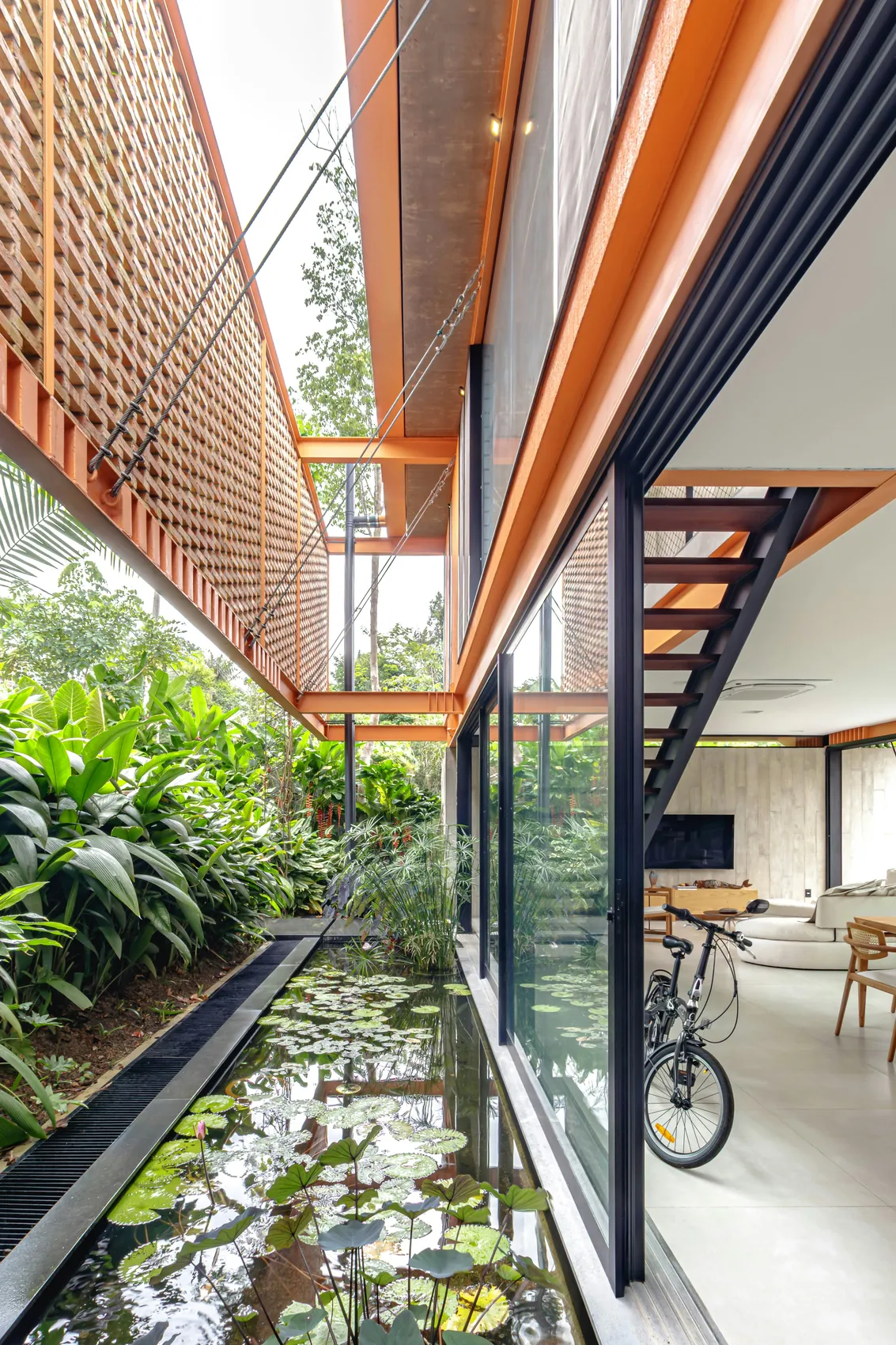 Architecture bioclimatique tropicale : bois, débords et ventilation naturelle