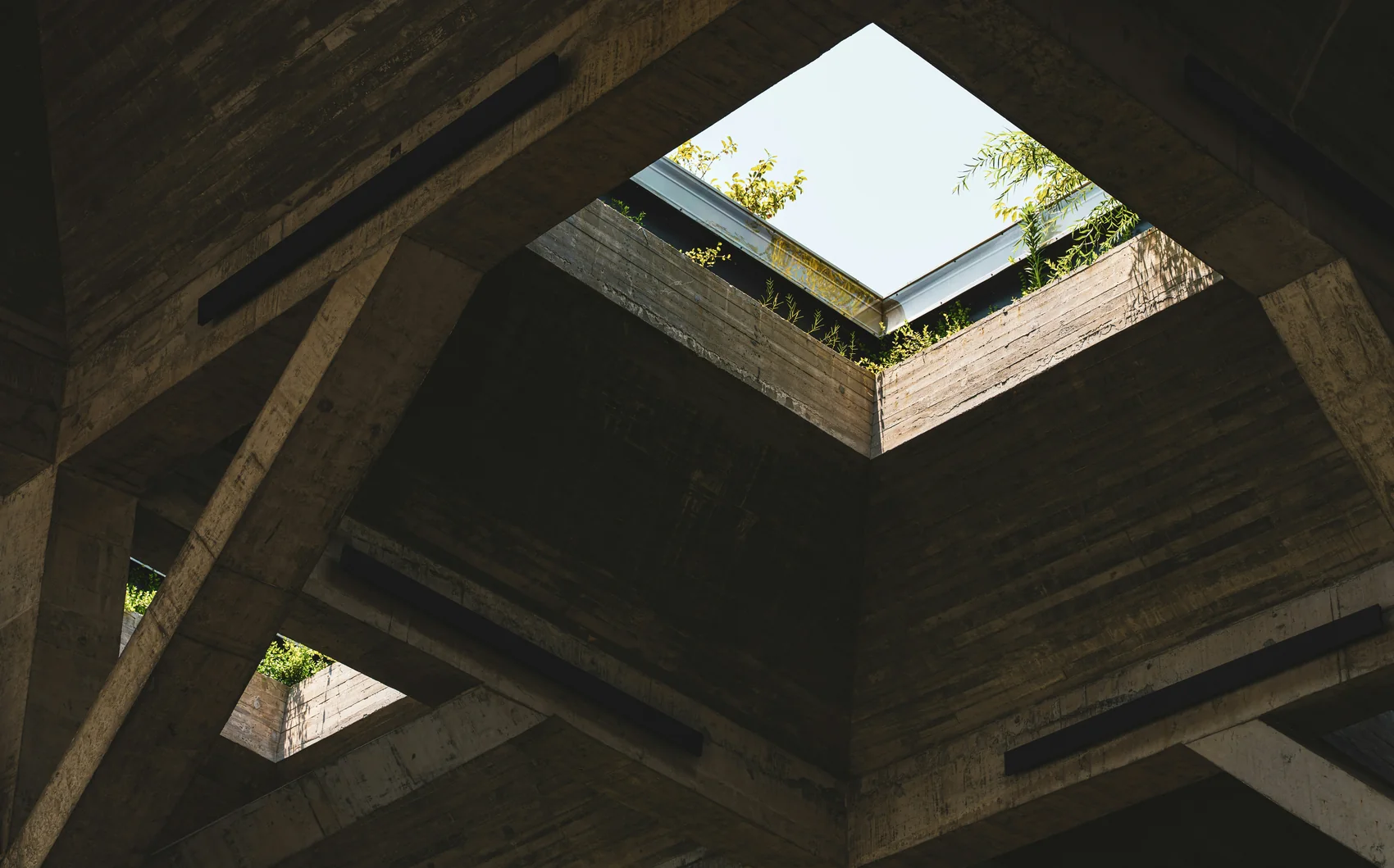 Jeu d'ombre et de lumière sur un brise-soleil en bois